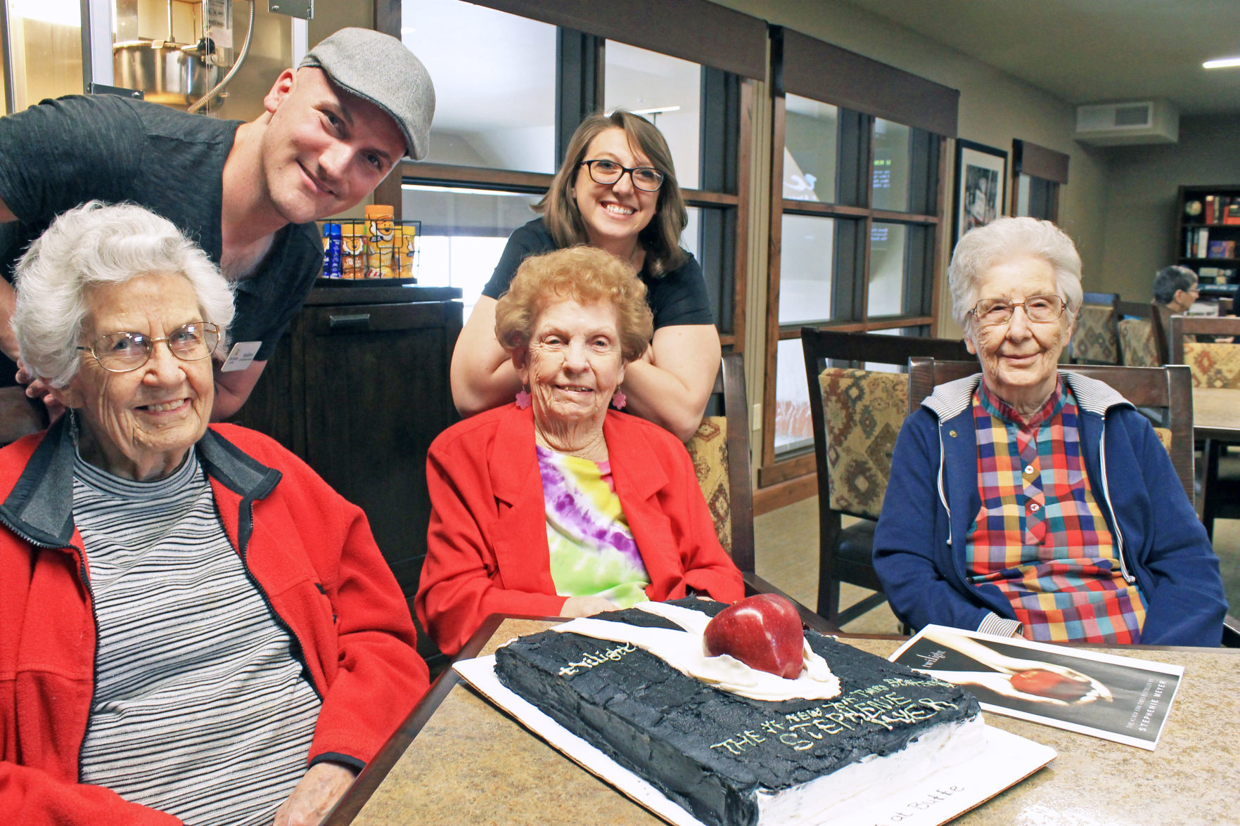 Residents make cake
